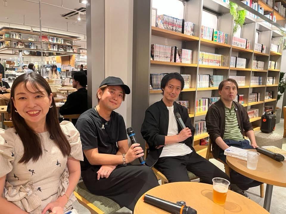 マイクを持って並んで座る、あつみゆりか、大隅元、小寺裕樹、矢島和郎