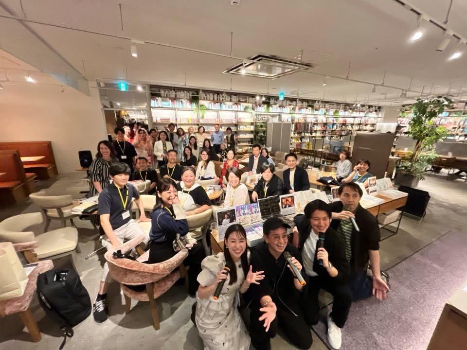 客席の参加者と登壇者がカメラに向かって笑顔で集まった集合写真