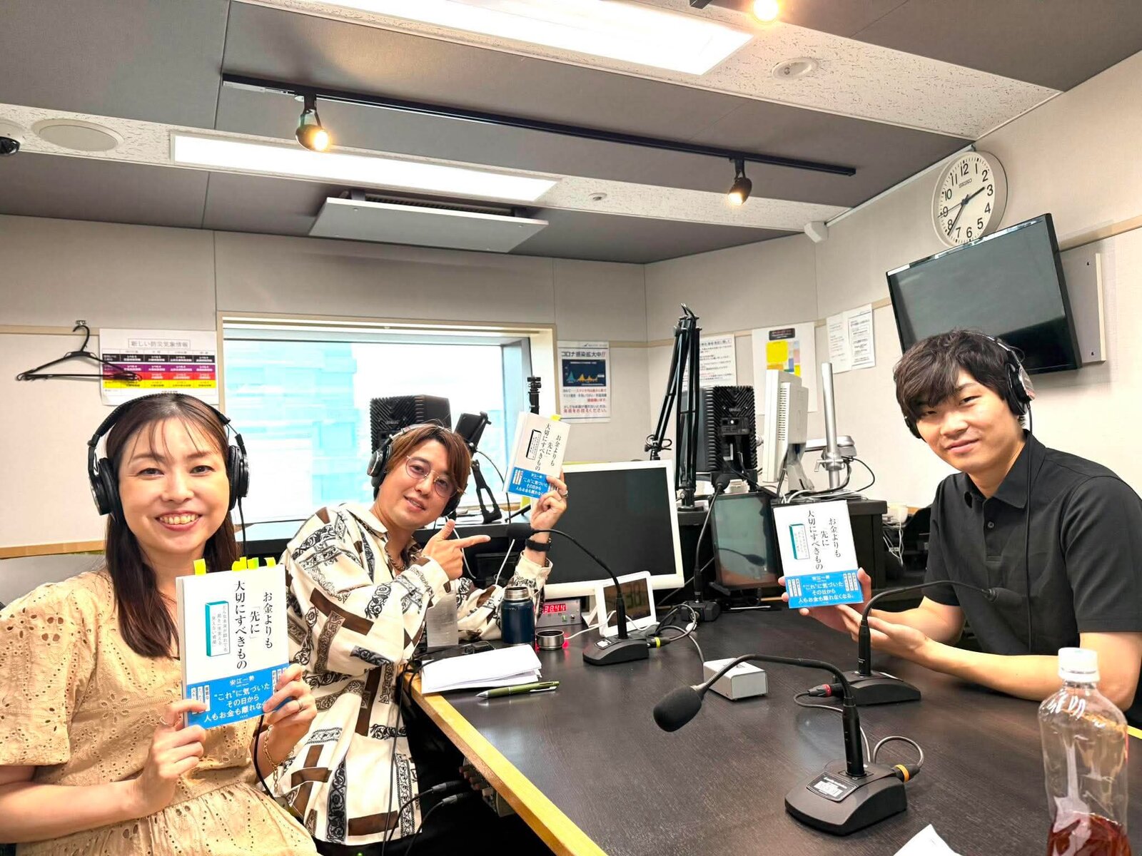 収録中の安江一勢氏と大隅元編集長、ナビゲーターのあつみゆりか