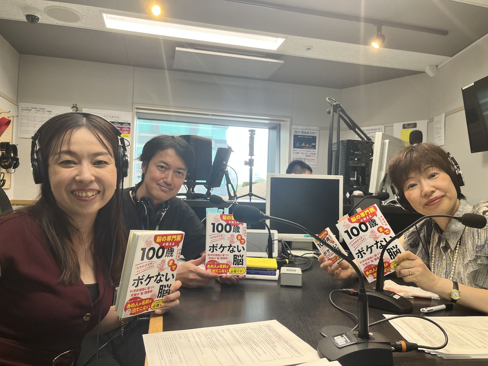 収録中の伊藤規絵氏と小寺裕樹編集長、ナビゲーターのあつみゆりか